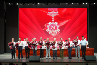 为在党50年的老同志颁发纪念奖...